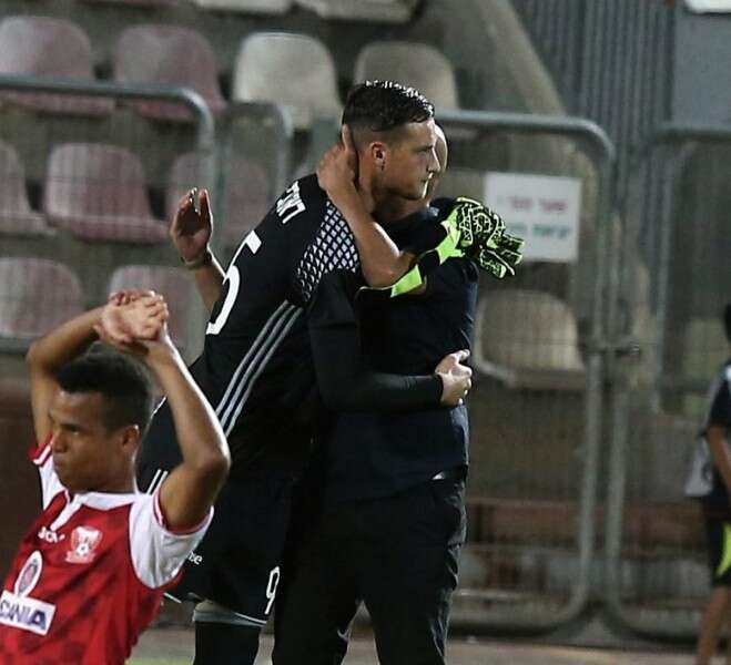 ראיקוביץ' ואבוקסיס. השאירו את התקרית מהמשחק הקודם מאחוריהם